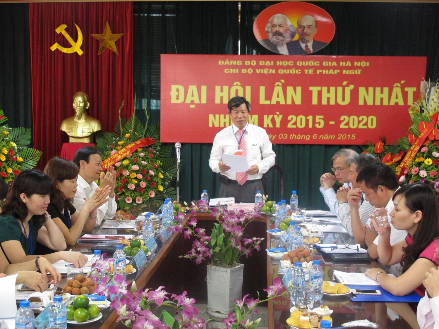 Đồng chí Nguyễn Ngọc Bình trình bày Báo cáo chính trị tại Đại hội
