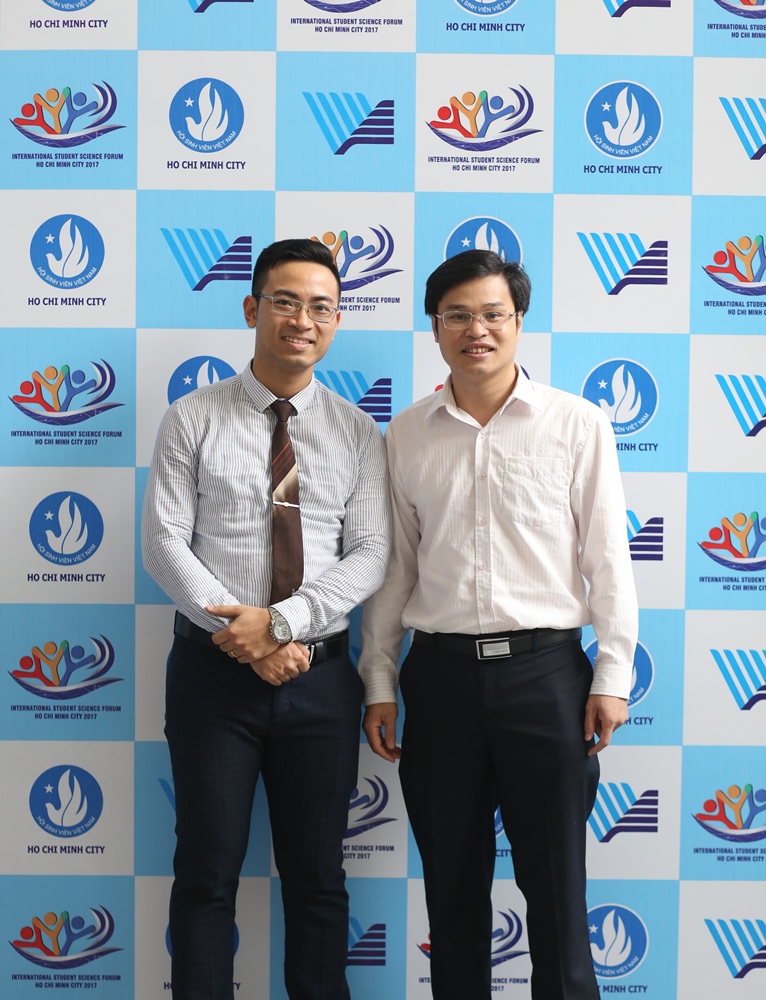 Ông Phan Xuân Thắng - PGĐ phụ trách PUF và ông Đoàn Kim Thành, GĐ TT Phát triển KHCN trẻ (Thành đoàn HCM) trước Diễn đàn