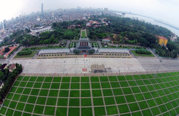La place Ba Đình, le Mausolée de Hồ Chí Minh, le Palais présidentiel et la maison sur pilotis de Hồ Chí Minh où il a vécu et travaillé de 1945 à 1969, sont des monuments historiques témoins de la Révolution d’Août et dédiés au Président Hồ Chí Minh.