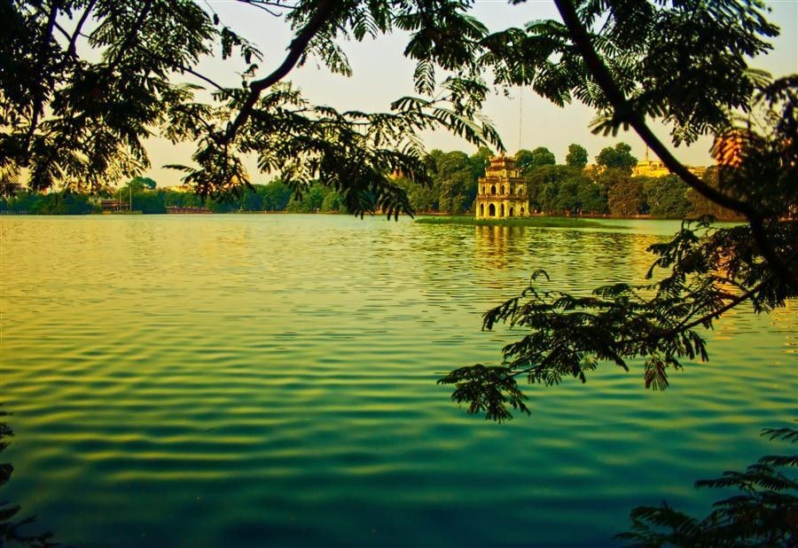 Le Lac de l'Épée restituée (Hồ Gươm) au coeur de Hanoi avec le pont Thê Húc, le temple Ngọc Sơn, la tour de la Tortue qui entretient une célèbre légende selon laquelle le roi Lê Thái Tổ restitua à la Tortue son épée.