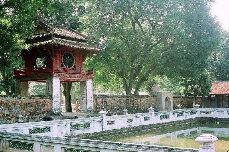 Le temple de la littérature, monument historique et culturel qui tient une place particulièrement importante dans l’histoire du Vietnam, est la première université vietnamienne où l’on peut voir 82 stèles honorant 1306 lauréats entre 1442 et 1779.