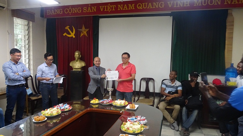 La remise de satisfecit au 'Meilleur entraîneur' - Directeur adjoint de l’IFI - Dr Ho Tuong Vinh