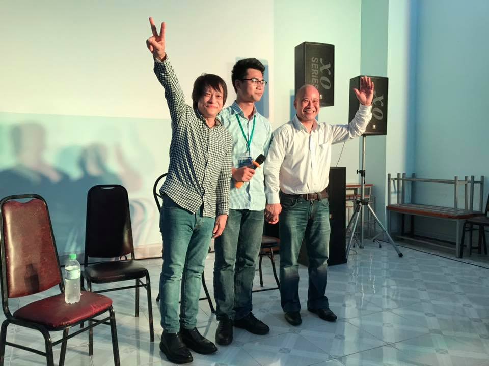 Hai tác giả đoạt giải cao nhất tại Slam thơ Phan Thiết. Từ trái sang phải: tác giả Bảo Đạt, tác giả Nguyễn Hồng Phúc và nhà thơ Ngô Tự Lập- Viện trưởng Viện Quốc tế Pháp ngữ.