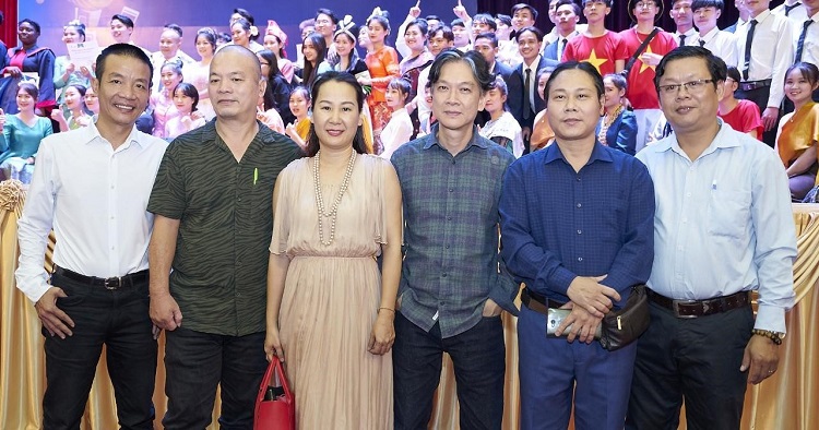 Các giám khảo từ trái sang: nhạc sĩ Nguyễn Vĩnh Tiến, nhạc sĩ Nguyễn Lê Tâm, nhạc sĩ Giáng Son, nhạc sĩ Trần Đức Minh và nhạc sĩ Nguyễn TIến Mạnh.