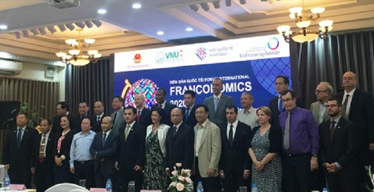 Photo de famille entre les participants au Forum Franconomics 2020.
