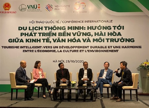Các đại biểu tham gia thảo luận tại hội thảo quốc tế “Du lịch thông minh: hướng tới phát triển bền vững, hài hòa giữa kinh tế, văn hóa và môi trường” ngày 23/10 tại Hà Nội.
