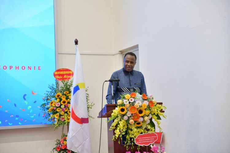 Ông Chékou Oussouma phát biểu tại ngày lễ “Những sắc màu văn hóa 2020”