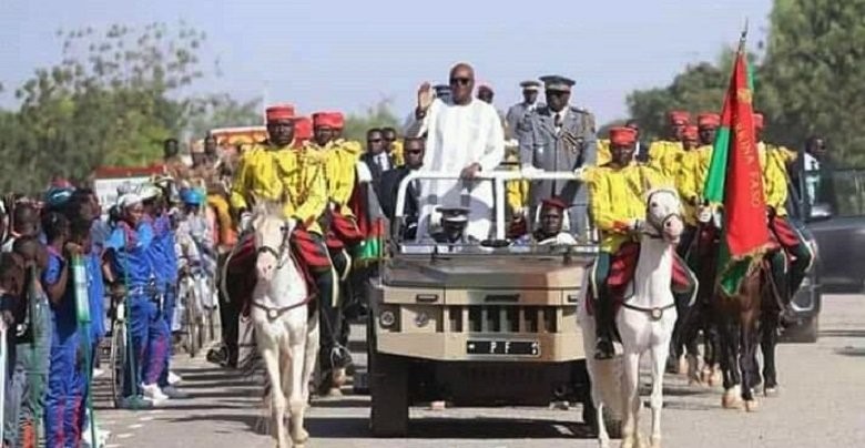 Tổng thống Faso chào người dân trong cuộc diễu hành ngày Quốc khánh (Nguồn: Internet)