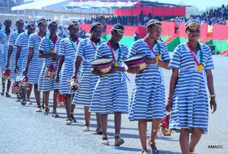 Le defilé civile en pagne traditionnel lors de la fête nationale du Burkina Faso (Source: Internet)