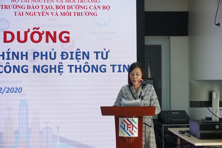 Bà Nguyễn Thị Hải - Phó trưởng phòng điều hành Phòng Quản lý đào tạo, bồi dưỡng Trường Đào tạo, bồi dưỡng cán bộ tài nguyên và môi trường công bố quyết định tổ chức lớp học.