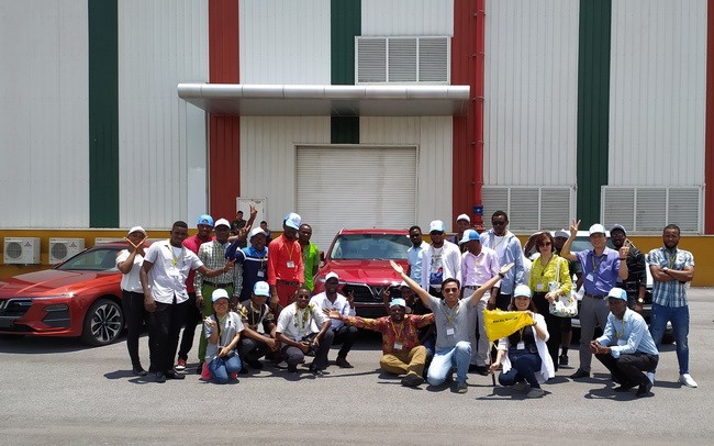 Học viên quốc tế IFI thăm quan Nhà máy sản xuất ôtô Vinfast và Vịnh Hạ Long