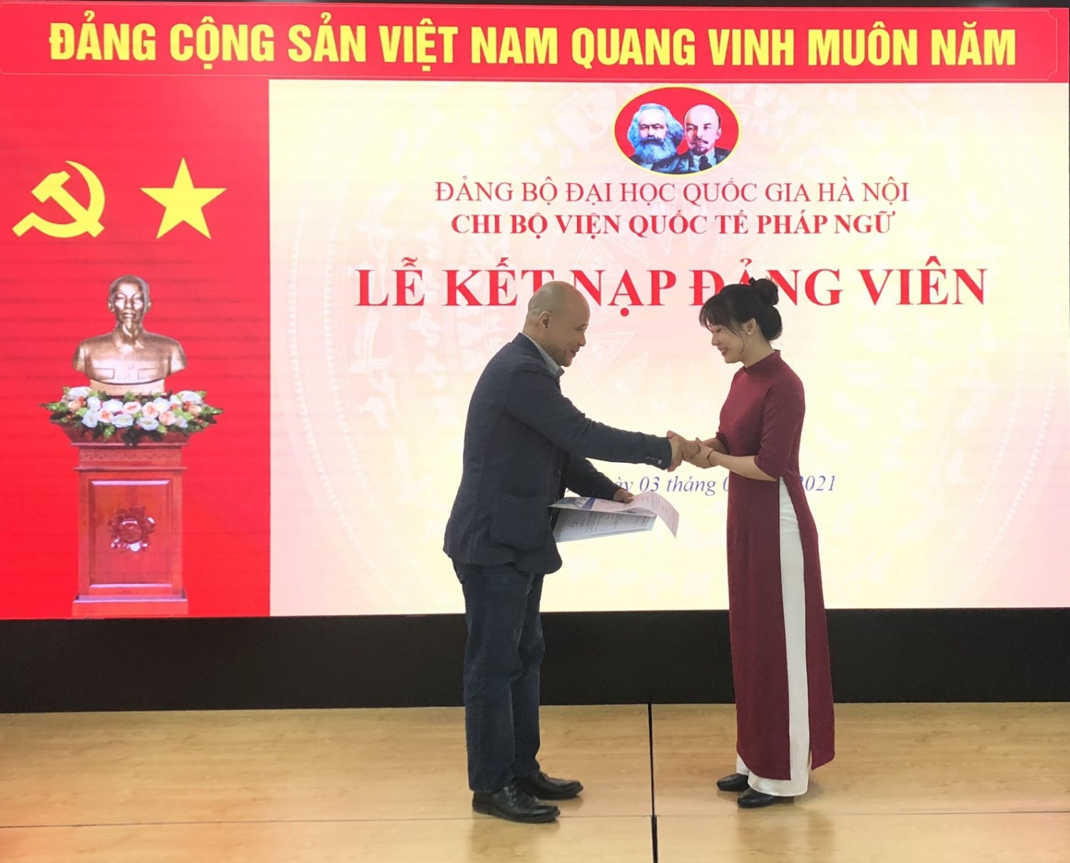 Đ/c Ngô Tự Lập - Bí Thư Chi bộ Viện trao quyết định kết nạp Đảng viên cho đ/c Nguyễn Thị Thu Hằng
