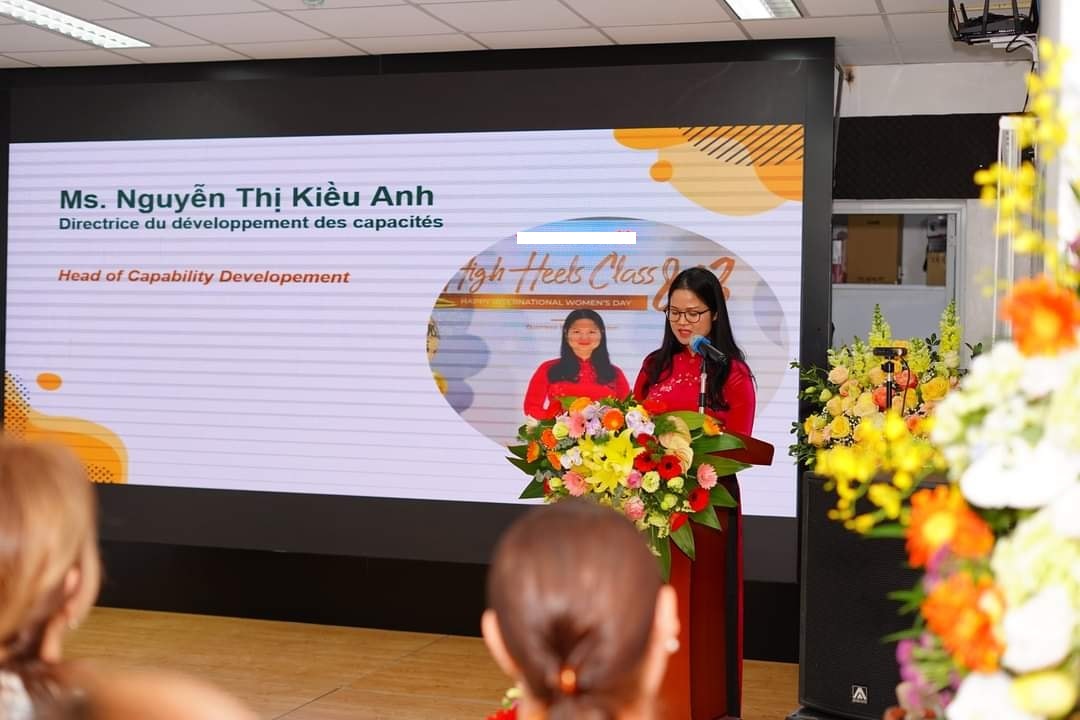 Mme Nguyễn Thị Kiều Anh, étudiant de la 1ere promotion prend la parole