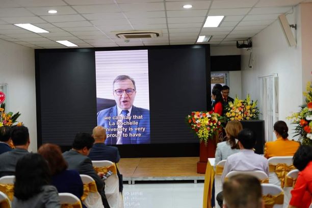 Ông Jean Marc OGIER, Giám đốc Đại học La Rochelle, Pháp, đối tác đào tạo Thạc sĩ Công nghệ thông tin, chuyên ngành Hệ thống thông minh và Đa phương tiện, kết nối từ Cộng hòa Pháp