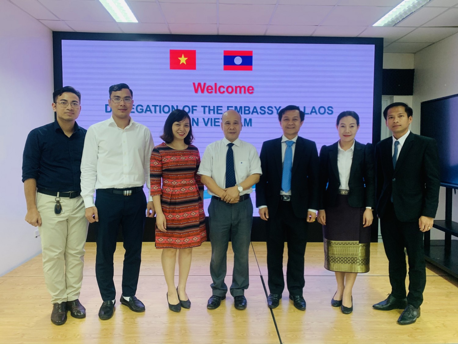 Đại sứ Lào tại Việt Nam và đại diện IFI chụp ảnh lưu niệm