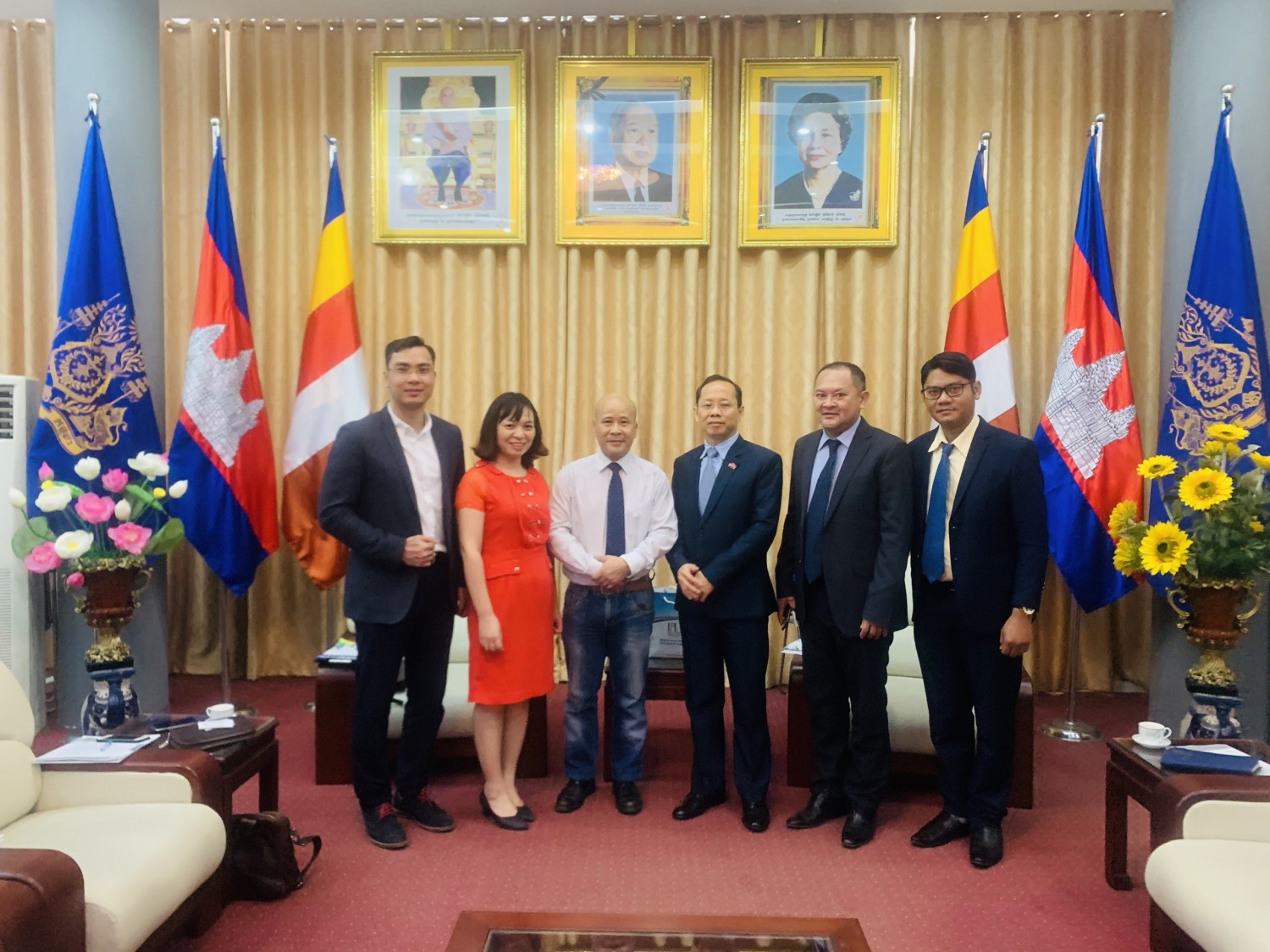 Đại sứ Hoàng gia Campuchia tại Việt Nam và đại diện IFI chụp ảnh lưu niệm