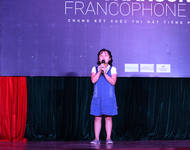 Thí sinh nhỏ tuổi nhất Nguyễn Hoàng Lan (9 tuổi, Hà Nội) khiến nhiều khán giả bất ngờ với phong thái tự tin khi thể hiện ca khúc quen thuộc 'Bonjour Vietnam'