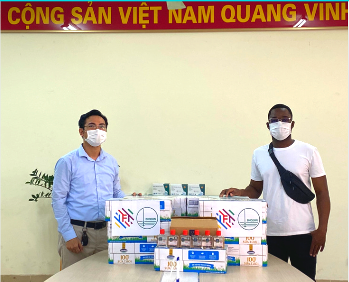 Giám đốc Trung tâm IFI-PUF trao quà tới học viên