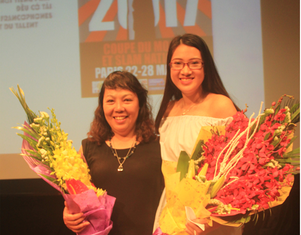 Hai quán quân cuộc thi Slam thơ tiếng Việt: nữ nhà văn Y Ban (trái) và Minh Ngân
