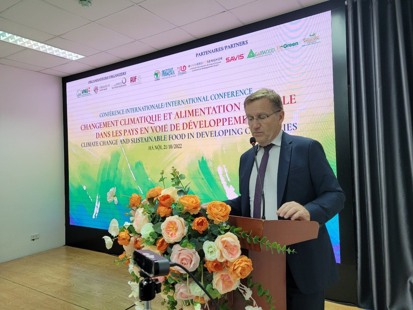 Ông Hervé Conan, Giám đốc Cơ quan phát triển Pháp tại Hà Nội (AFD) chủ tọa phiên tham luận về “Biến đổi khí hậu”
