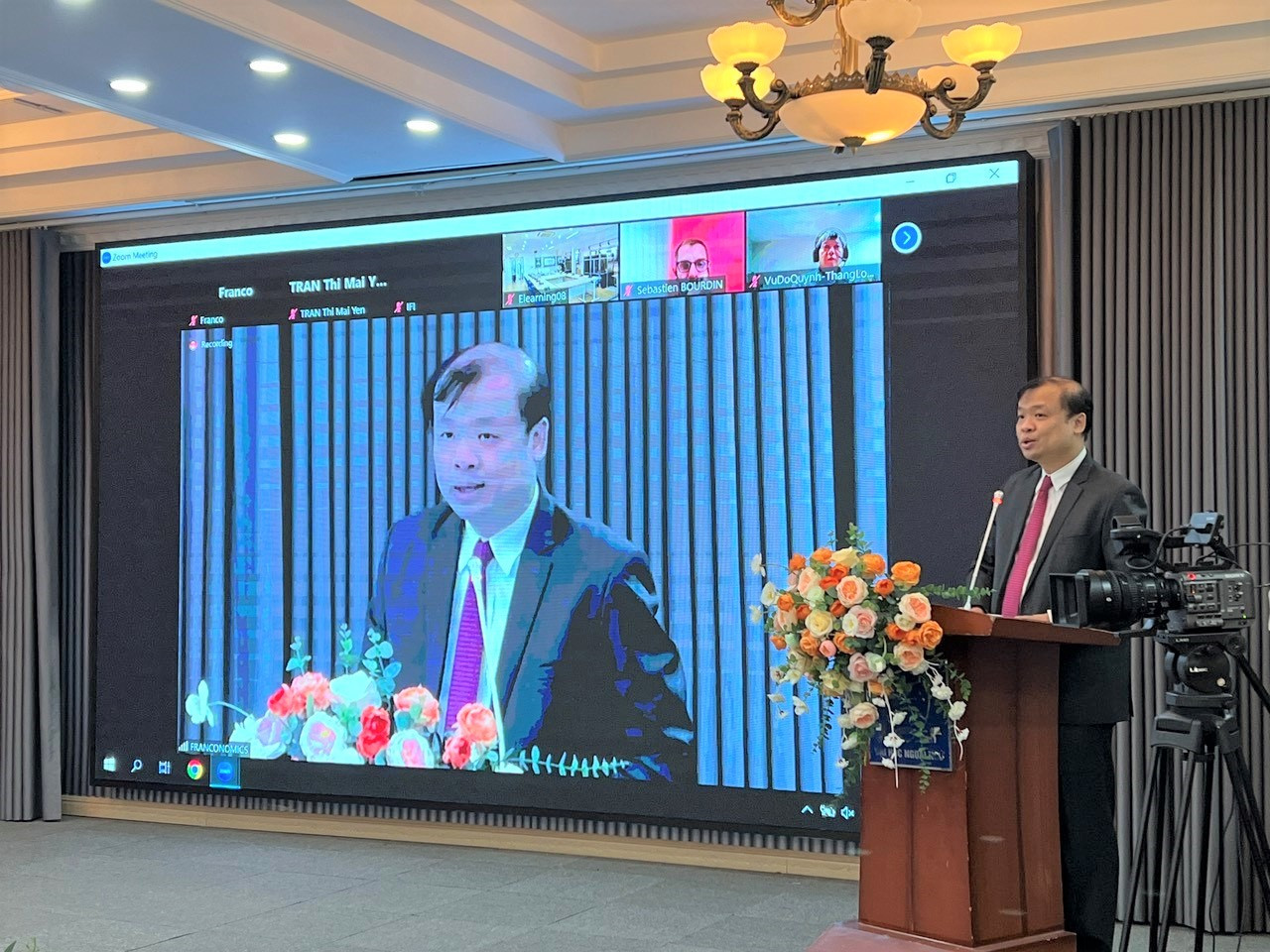 Ông Nguyễn Hoa Cương, Phó Viện trưởng Viện Nghiên cứu quản lý kinh tế Trung ương phát biểu tại Diễn đàn