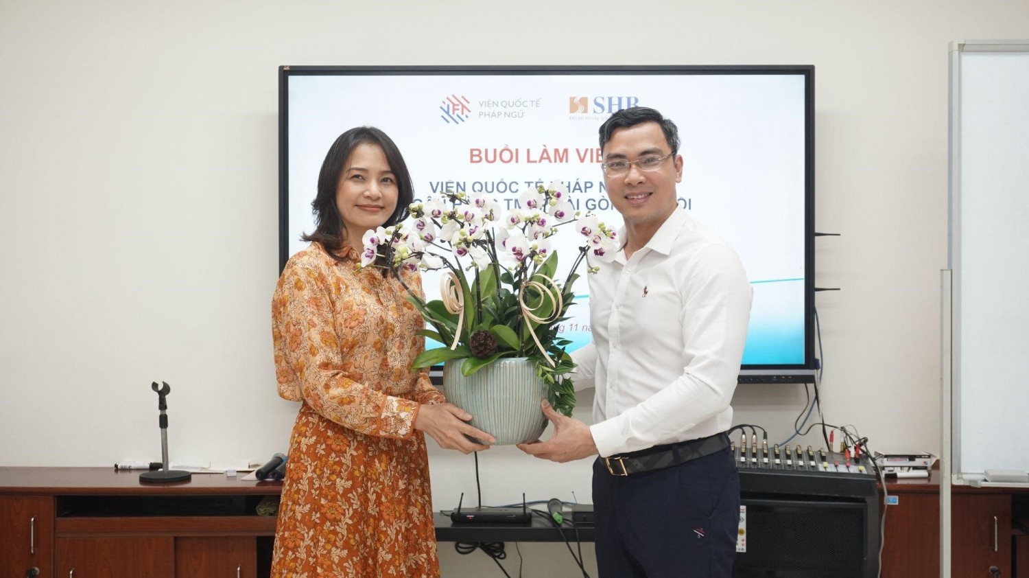 Bà Vũ Nguyệt Ánh, Đại diện SHB tặng quà lưu niệm cho BLĐ IFI