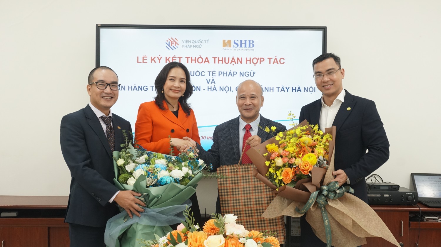 Ban lãnh đạo IFI và SHB chi nhánh Tây Hà Nội chụp ảnh kỷ niệm