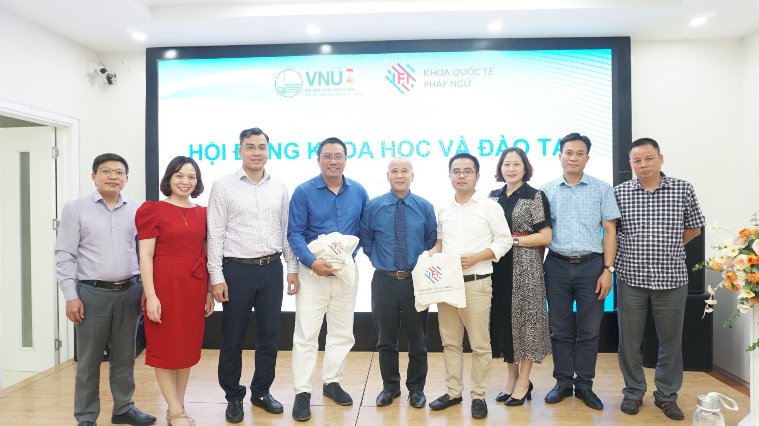 Hội đồng khoa học và đào tạo năm 2023 chụp ảnh lưu niệm 